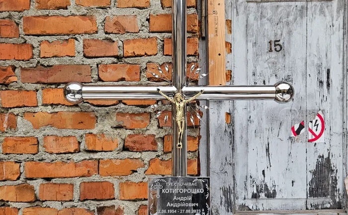 Хрест з нержавійки , хрест надгробний з розп'яттям з нержавіючої сталі Хрест з нержавійки , хрест надгробний з розп'яттям з нержавіючої сталі