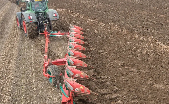 Плуг KVERNELAND (1662) для оранки землі Плуг KVERNELAND (1662) для оранки землі