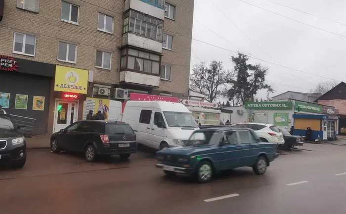 Пропонуємо в користування просторе торговельне приміщення площею 300 квадратних метрів для відкриття вашого магазину чи шоуруму Пропонуємо в користування просторе торговельне приміщення площею 300 квадратних метрів для відкриття вашого магазину чи шоуруму