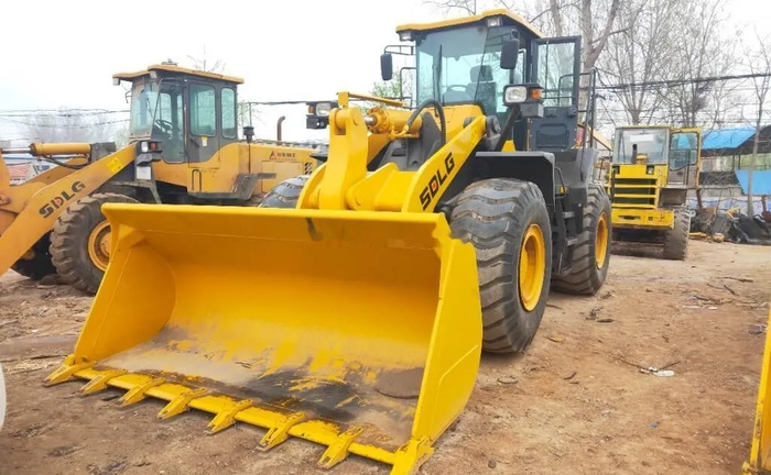 Фронтальний навантажувач SDLG L 956 H з навісним ковшом Фронтальний навантажувач SDLG L 956 H з навісним ковшом