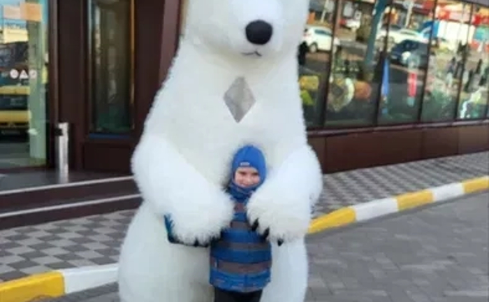 Великий мішка готовий для привітання Великий мішка готовий для привітання