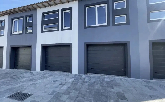 Сучасний двоповерховий гараж у закритому комплексі