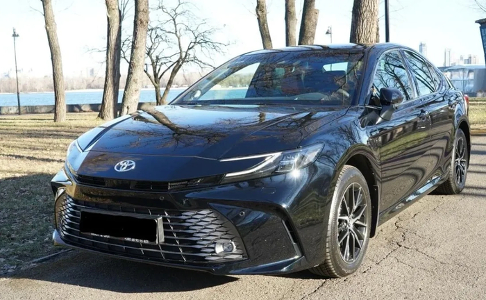 Toyota Camry XV80 з водієм — Бізнес-клас майбутнього Toyota Camry XV80 з водієм — Бізнес-клас майбутнього