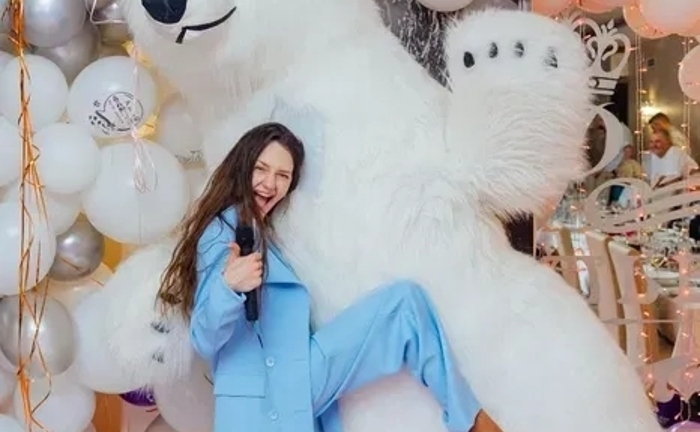 Ведуча на будь-які свята врахуємо всі ваші побажання Ведуча на будь-які свята врахуємо всі ваші побажання