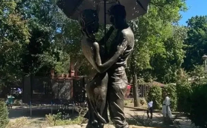 Фігурний фонтан із бронзи склопластику Фігурний фонтан із бронзи склопластику