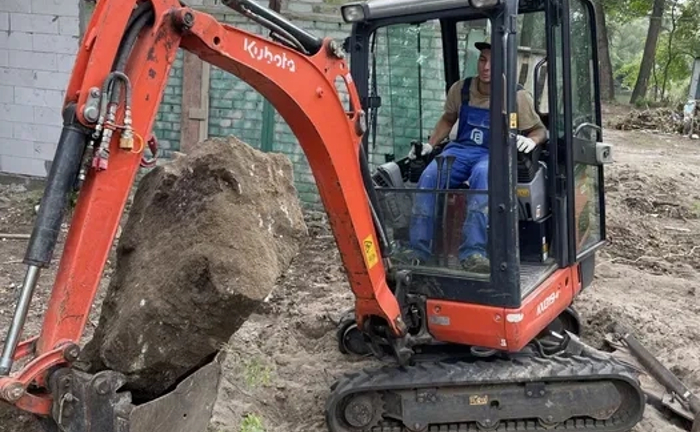 Послуги Міні екскаватора. Водопровід. Каналізація. Басейни. Борова
