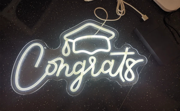 Неонова вивіска congrats. Гарне доповнення для вашого свята