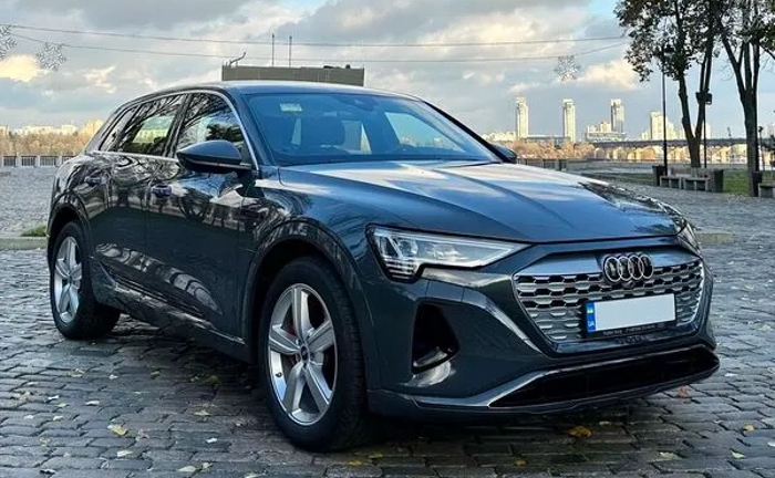 271 Audi Q8 E-tron синій без водія з водієм 271 Audi Q8 E-tron синій без водія з водієм