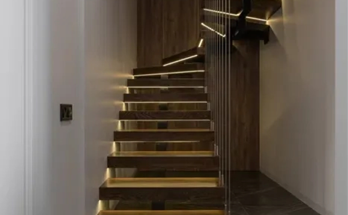 Дерев’яні сходи з дуба, ясеня та горіха — елегантність і надійність у кожній деталі Дерев’яні сходи з дуба, ясеня та горіха — елегантність і надійність у кожній деталі