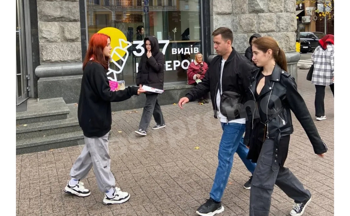 Роздача візиток у Києві — швидко та ефективно тут! Роздача візиток у Києві — швидко та ефективно тут!