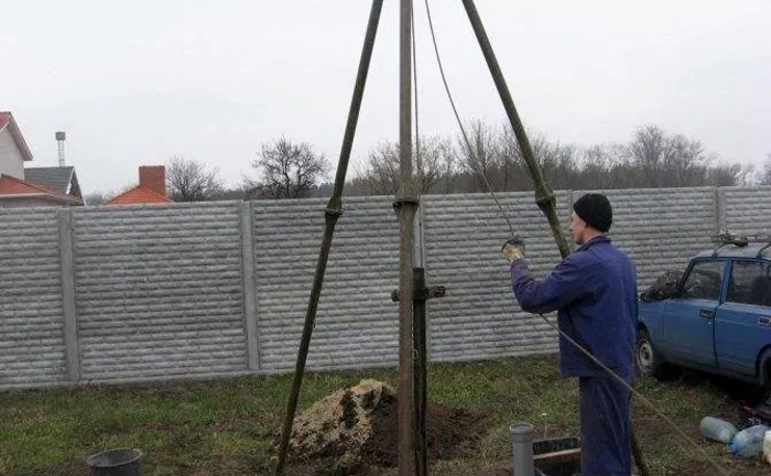 Буріння свердловин вручну та малогабаритною установкою