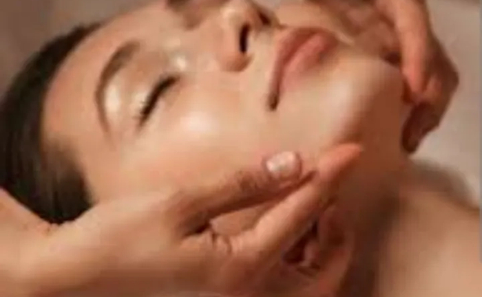 Масаж обличчя та зони декольте Масаж обличчя та зони декольте