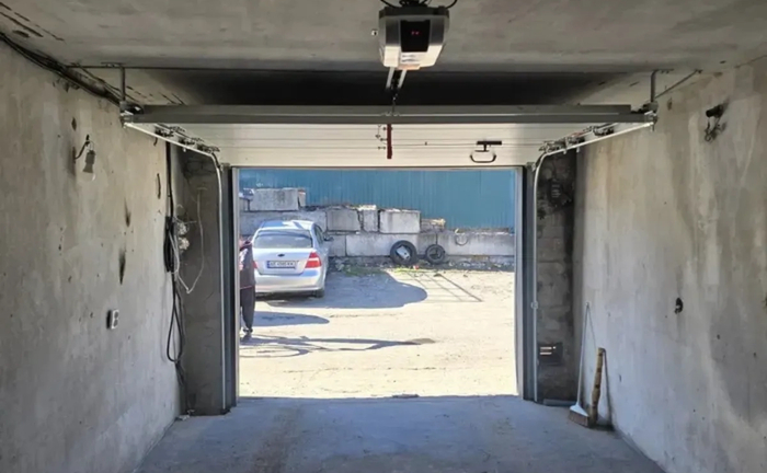 Гараж на території гаражного кооперативу