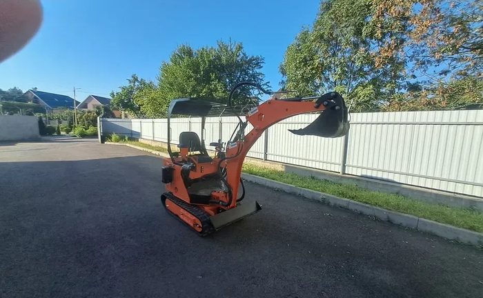 Мініекскаватор .Компактний і маневрений -для важкодоступних місць!
