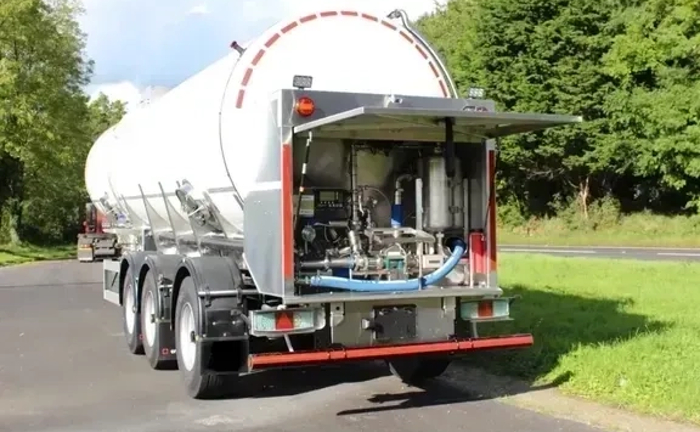 Автоцистерна - молоковоз для харчових речовин. Автоцистерна - молоковоз для харчових речовин.