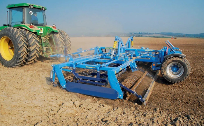 Культиватор Farmet разом із ТРАКТОРОМ колісним John Deere 8370R Культиватор Farmet разом із ТРАКТОРОМ колісним John Deere 8370R