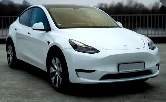 033 Авто Tesla Model Y біла без водія 033 Авто Tesla Model Y біла без водія