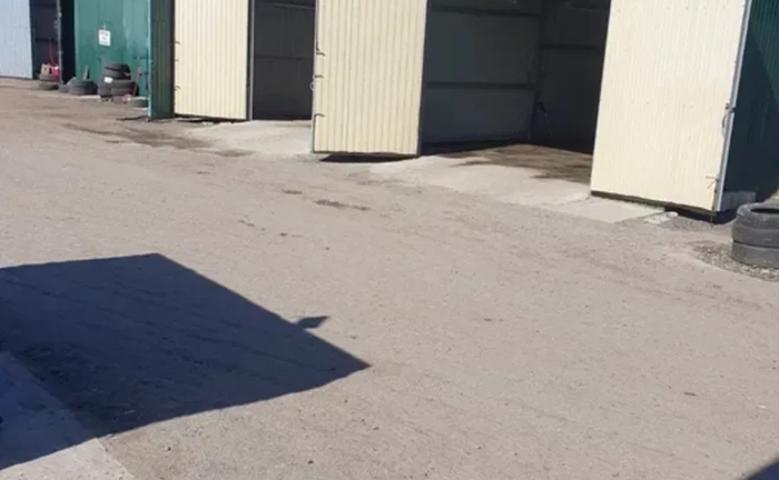 Просторий гараж з підйомним краном