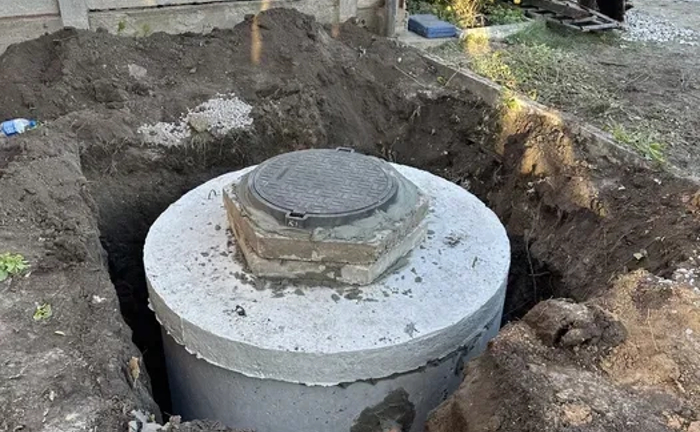 Зливна яма копка септиків водопровід земляні роботи каналізація Зливна яма копка септиків водопровід земляні роботи каналізація
