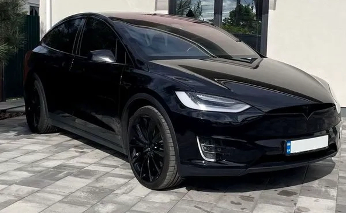 121 Tesla Model X чорна без водія у Києві 121 Tesla Model X чорна без водія у Києві