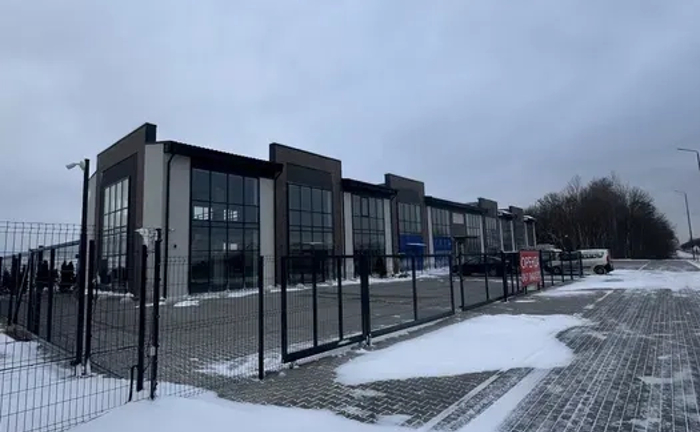 Комерційне приміщення з парковою площадкою Комерційне приміщення з парковою площадкою