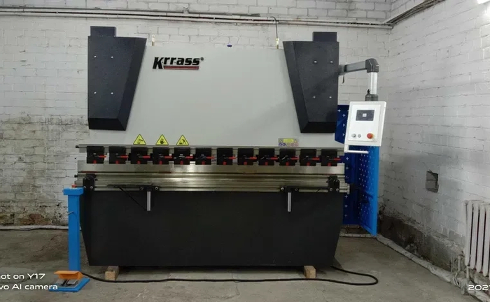 Гнуття (згинання) листового металу: Технологічний процес надання металевим листам необхідної форми та кутів згину. Гнуття (згинання) листового металу: Технологічний процес надання металевим листам необхідної форми та кутів згину.