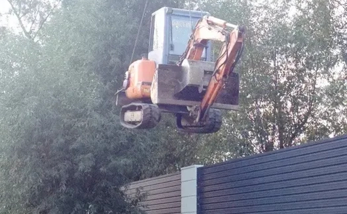 Мініекскаватор з ямобуром, гідромолотом, вилами Мініекскаватор з ямобуром, гідромолотом, вилами