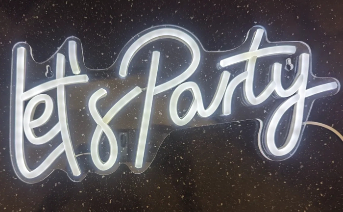 Неонова вивіска Let's Party. Яскраві фото на ваше свято