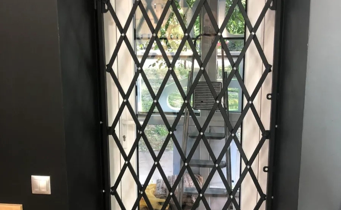 Захисні розсувні металеві решітки для комерційних та житлових приміщень 1м2 Захисні розсувні металеві решітки для комерційних та житлових приміщень 1м2