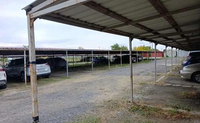 Паркінг на стоянці, що охороняється