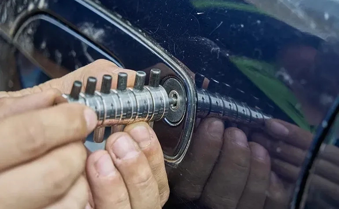 Аварійне відкриття замків автомобіля