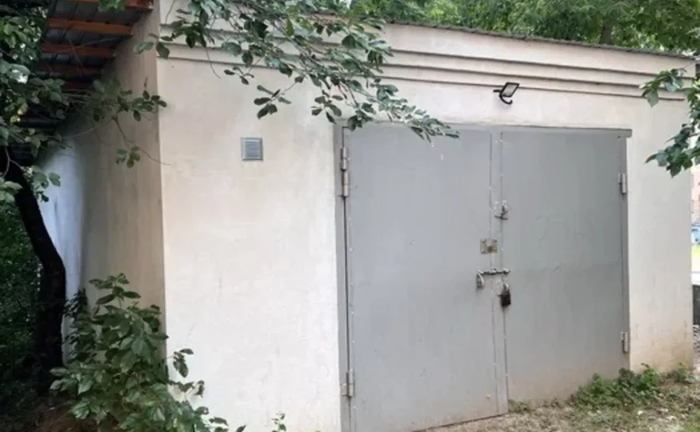 Гараж із зарядним для електромобіля