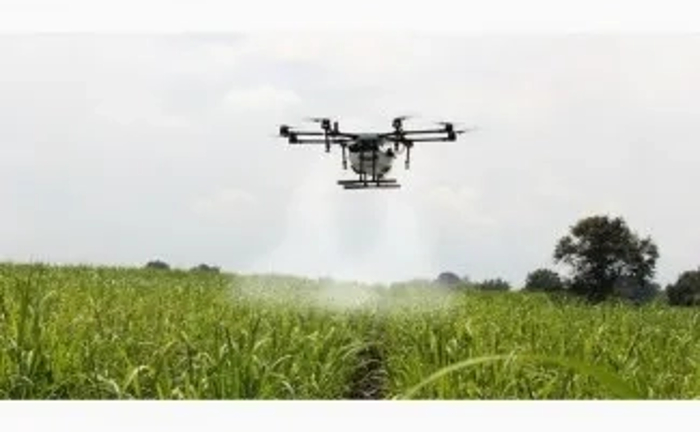 Дрон - обприскувач для обробки землі