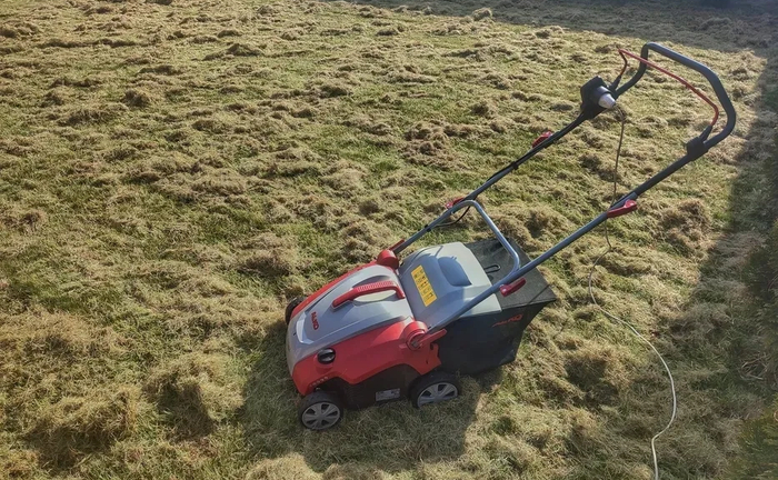 Вичісування сухої трави Аератор Скарифікатор Вичісування сухої трави Аератор Скарифікатор