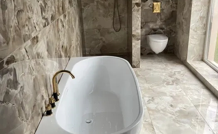 Професійне Укладання Плитки: Ідеальний Рівень та Якість Швів. Досвідчений Плиточник!