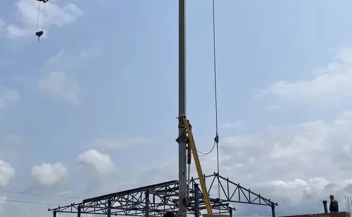 Будівельний баштовий кран для підйому будівельних матеріалів.