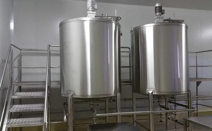 Перила, столи, ємності, лотки, столи, флагштоки з нержавіючої сталі