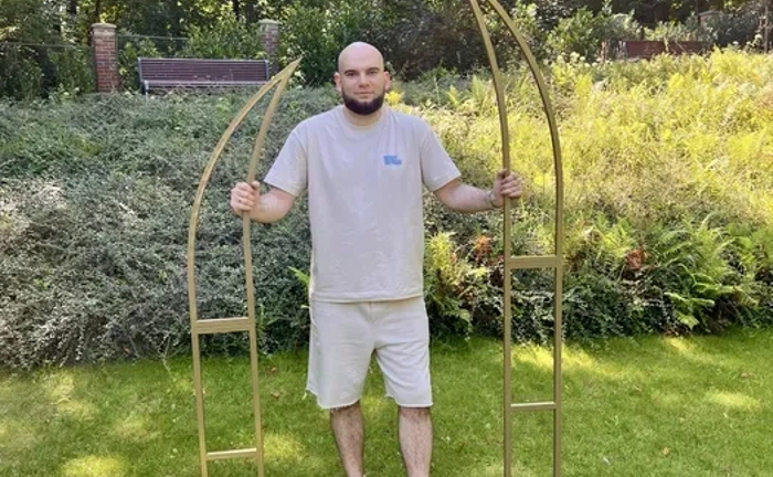 Вишукана святкова арка з квітами для вашої події Вишукана святкова арка з квітами для вашої події