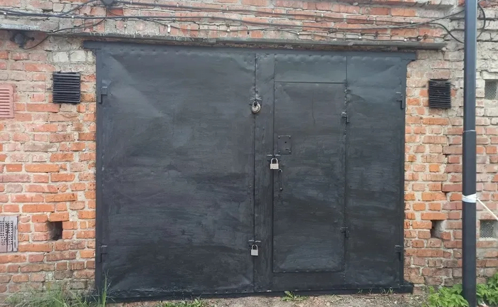 Гараж цегляний з підвалом для авто та зберігання речей