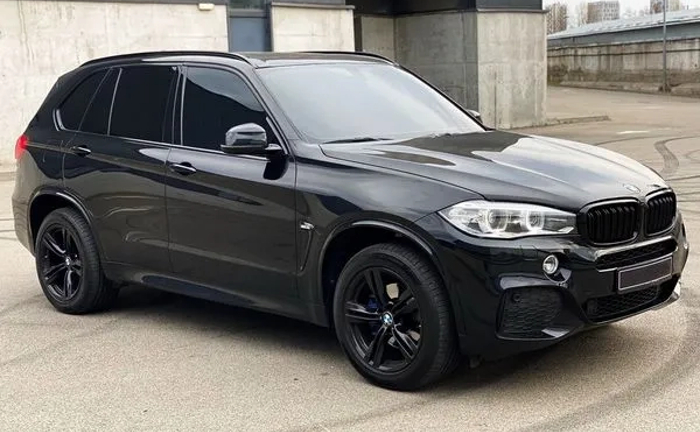 161 BMW X5 чорний джип без водія 161 BMW X5 чорний джип без водія