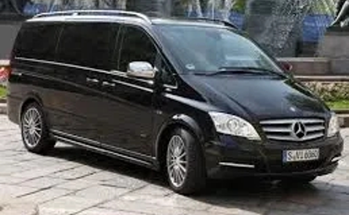 Автомобіль з водієм Автомобіль з водієм