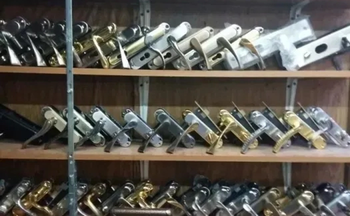 Врізка замків, заміна дверних ручок, професійний ремонт.