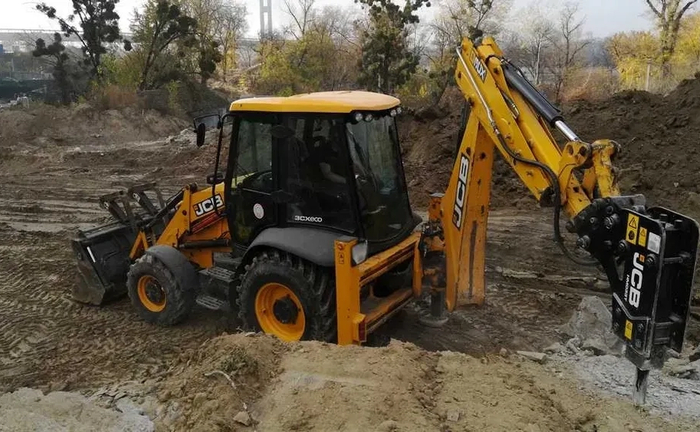 Екскаватор - навантажувача JCB 3cx (бур) Екскаватор - навантажувача JCB 3cx (бур)
