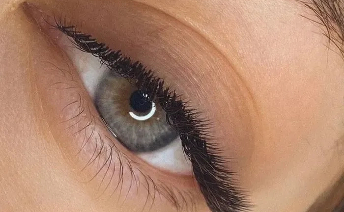 Якісне нарощування вій. Ламінування. Гіпоалеогені матеріали.