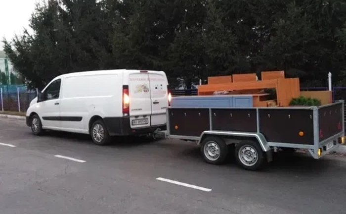 Вантажні перевезення мікроавтобусом з прицепом. Вантажники.
