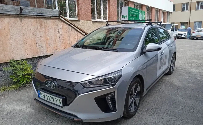 Авто Hyundai Ioniq, Nissan Leaf