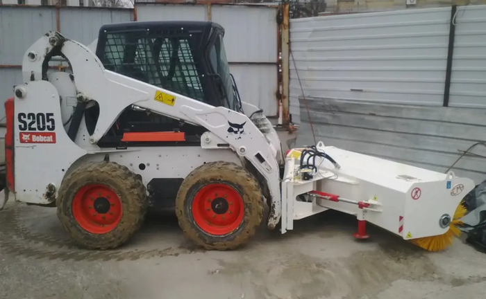 Мінінавантажувач Bobcat зі щіткою Мінінавантажувач Bobcat зі щіткою