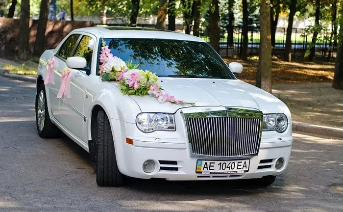 Автомобіль Крайслер 300С оздоблений весільними аксесуарами Автомобіль Крайслер 300С оздоблений весільними аксесуарами