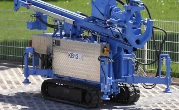 Буріння артезіанських свердловин на воду.