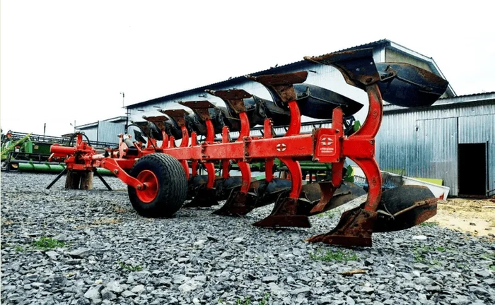 Плуг Оборотній Gregoire Besson разом із ТРАКТОРОМ колісним John Deere 8370R Плуг Оборотній Gregoire Besson разом із ТРАКТОРОМ колісним John Deere 8370R